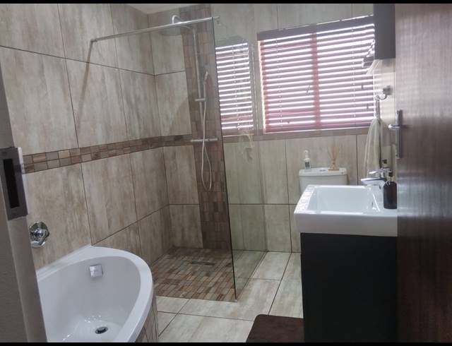 4 BEDROOM HOUSE FOR SALE IN VAN RIEBEECK PARK
